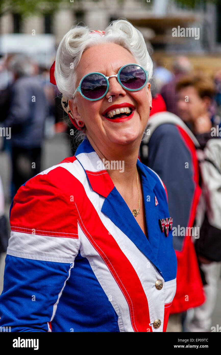 Eine Frau, gekleidet In einem Anschluß-Markierungsfahne-Kostüm auf dem Trafalgar Square zum 70. Jahrestag der VE Tag feiern, London, England Stockfoto