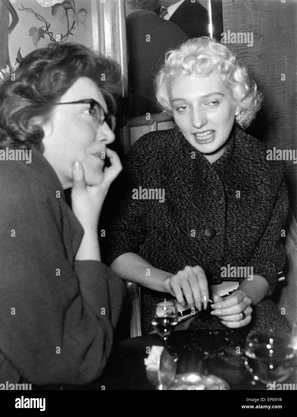 Die Sekretärin (links) und die erste Ehefrau von Bill Haley, Dorothy Crowe, 1955. Bill Haleys Assistent (links) und seine Frau Barbara Joan Cupchak, 1955. Stockfoto