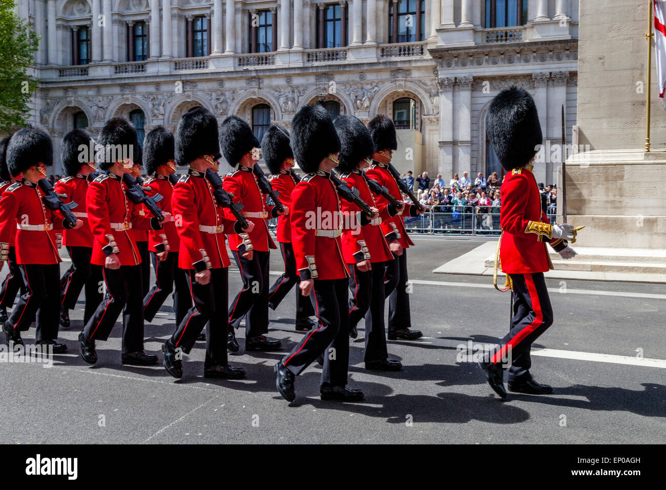 Der Scots Guards Vorbeimarsch der Kenotaph In Whitehall im Rahmen des 70. Jubiläums des VE Tag, London, England Stockfoto