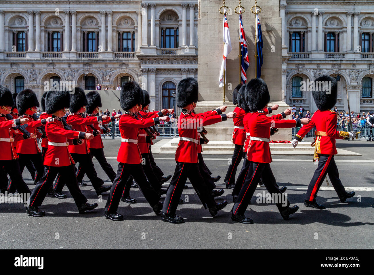 Der Scots Guards Vorbeimarsch der Kenotaph In Whitehall im Rahmen des 70. Jubiläums des VE Tag, London, England Stockfoto