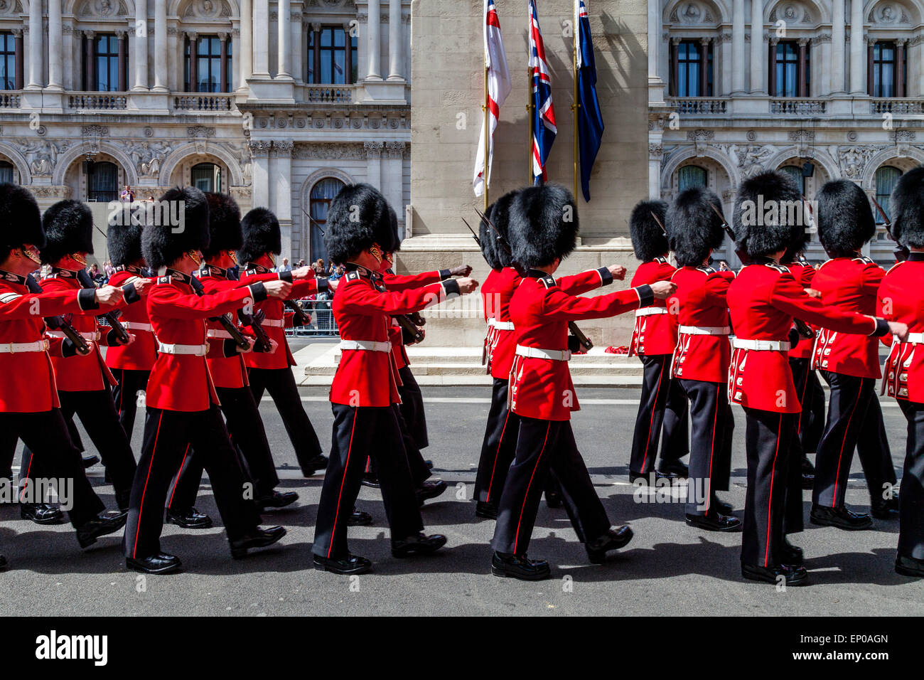 Der Scots Guards Vorbeimarsch der Kenotaph In Whitehall im Rahmen des 70. Jubiläums des VE Tag, London, England Stockfoto