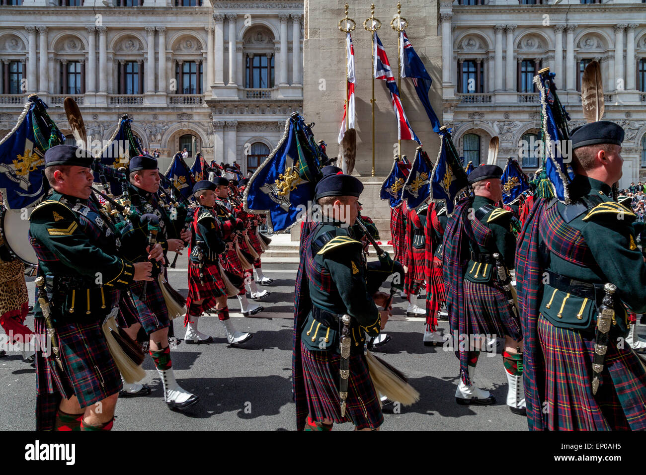 The Band Of The Royal Regiment Of Scotland Vorbeimarsch der Kenotaph zum 70. Jubiläum der VE Tag, London, UK Stockfoto