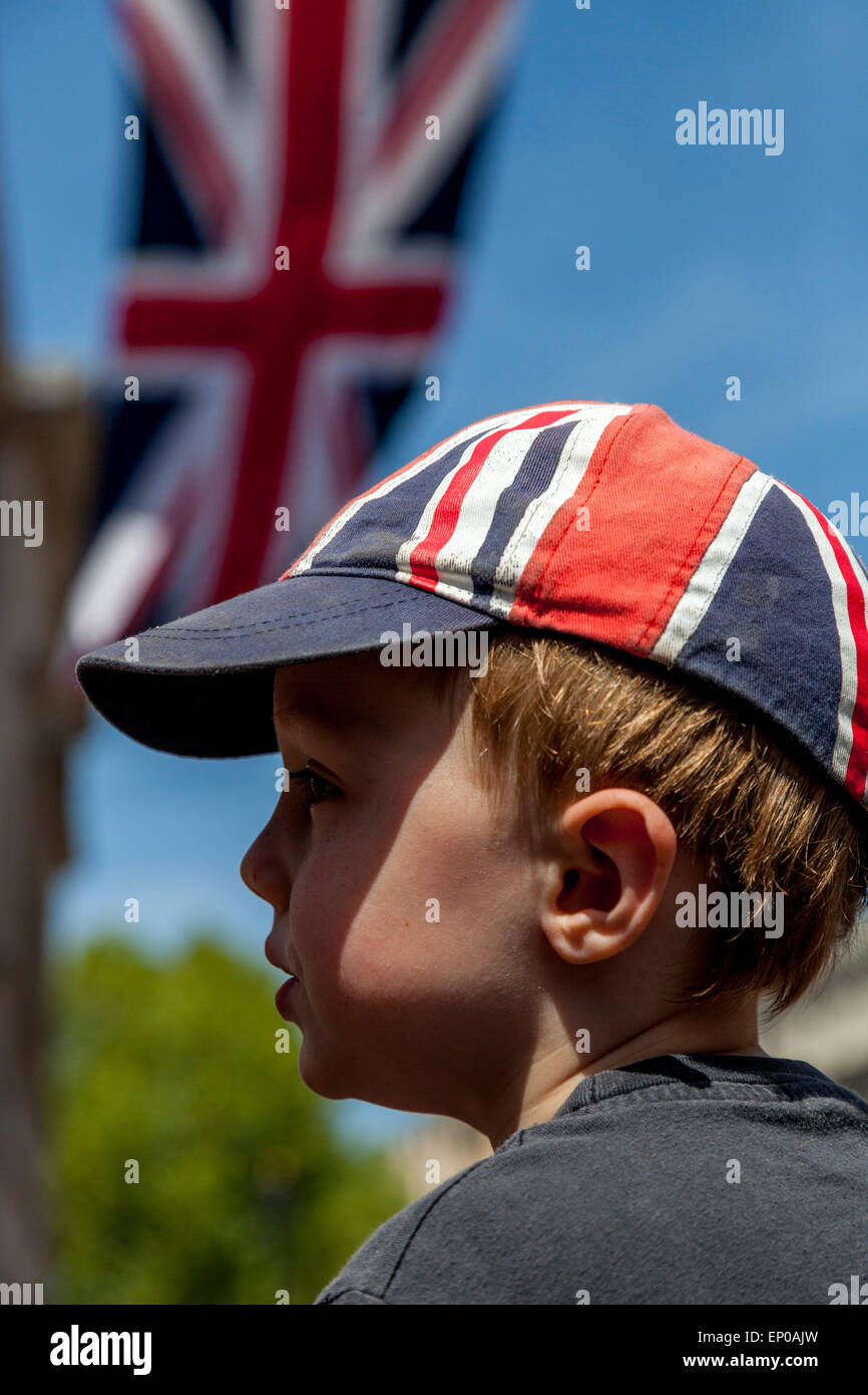 Ein kleiner Junge mit einem Union Jack Cap, Whitehall, London, England Stockfoto