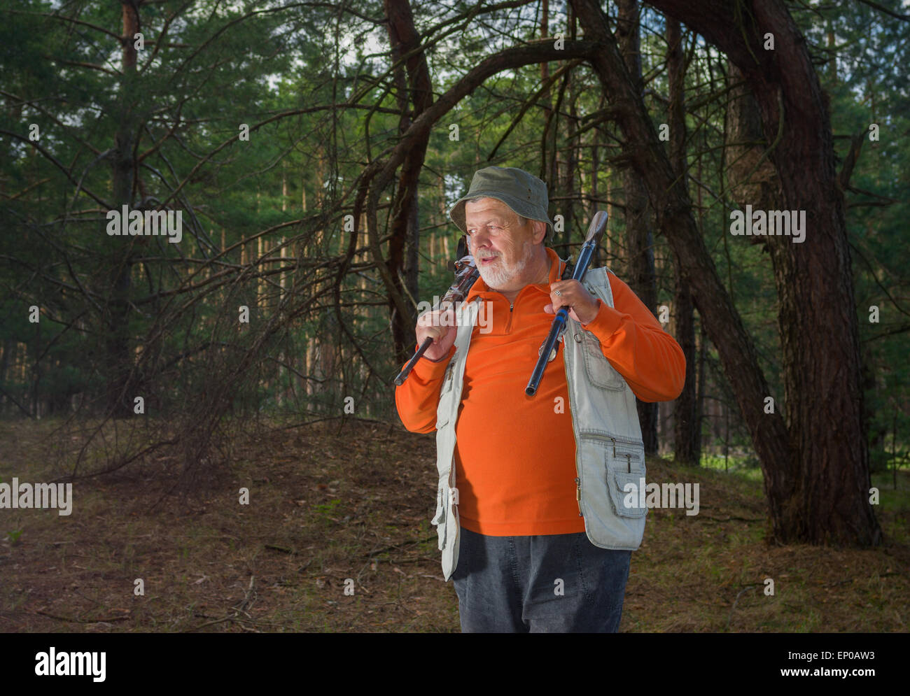 Outdoor Portrait von senior Ranger mit zwei Gewehre Stockfoto