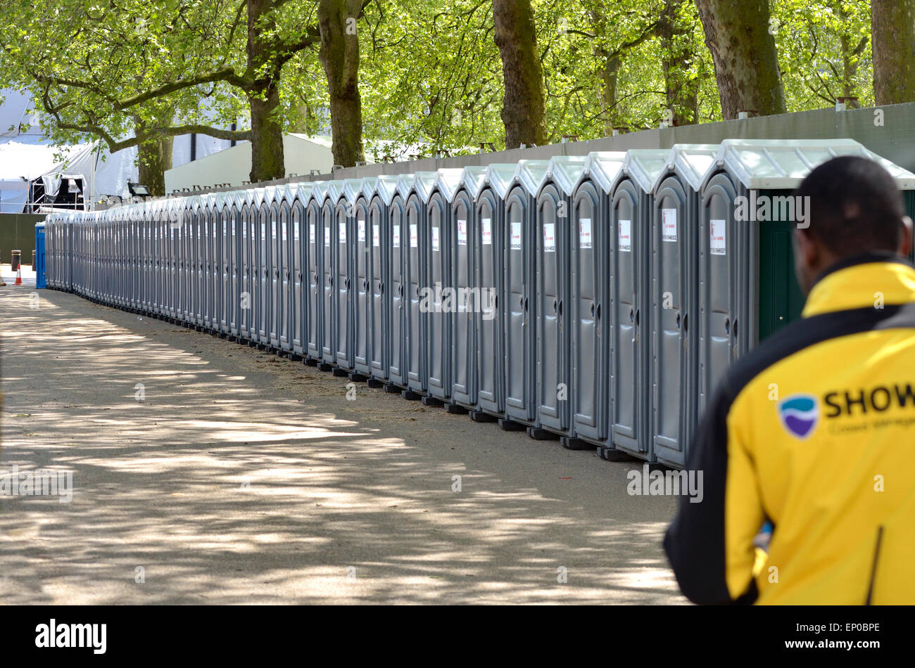 London, England, Großbritannien. Lange Strecke an öffentlichen toiletten, im St James' Park für den VE 70th Anni... Stockfoto