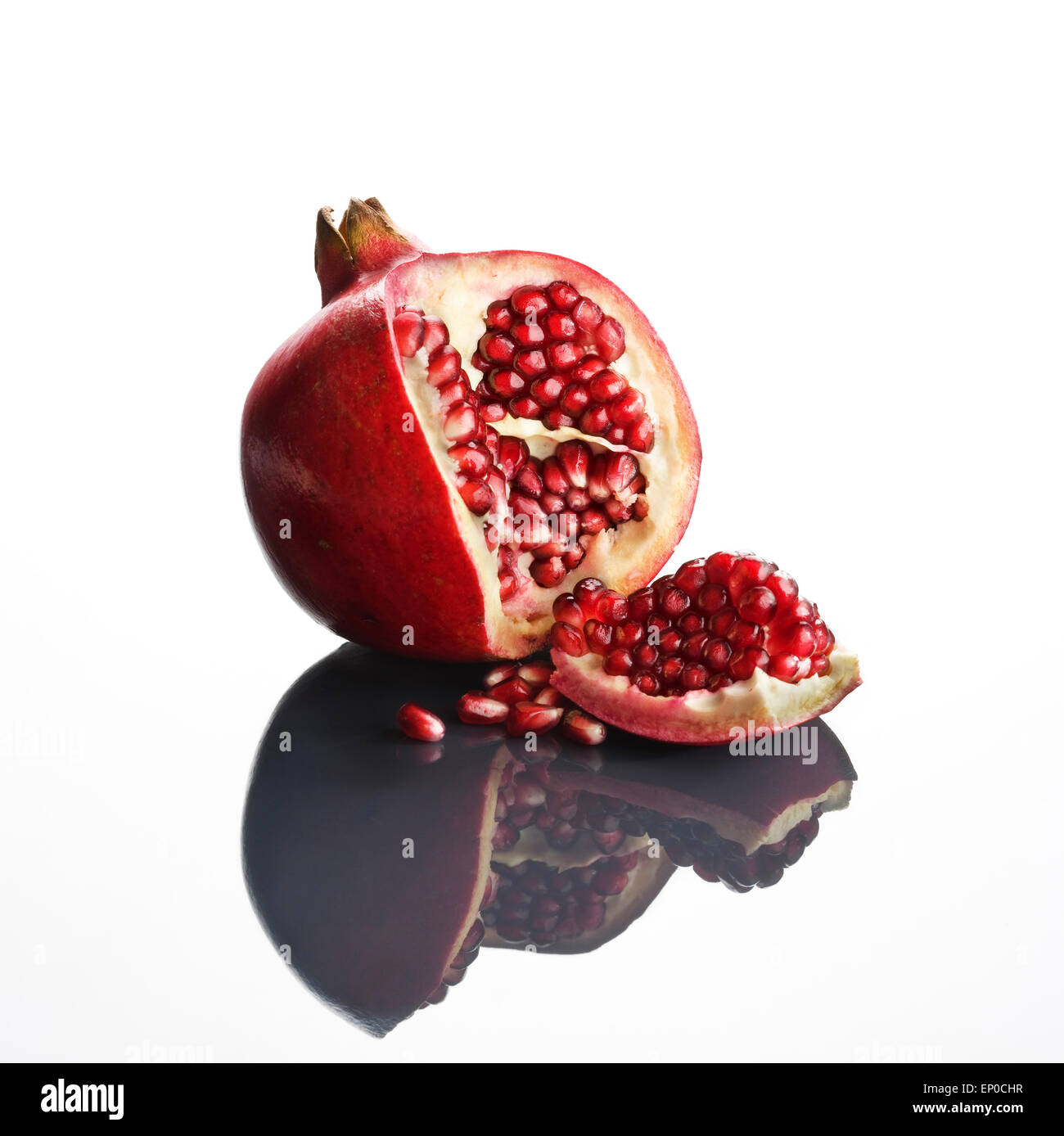 Granatapfel auf reflektierende Oberfläche (Punica Granatum) eröffnet Stockfoto