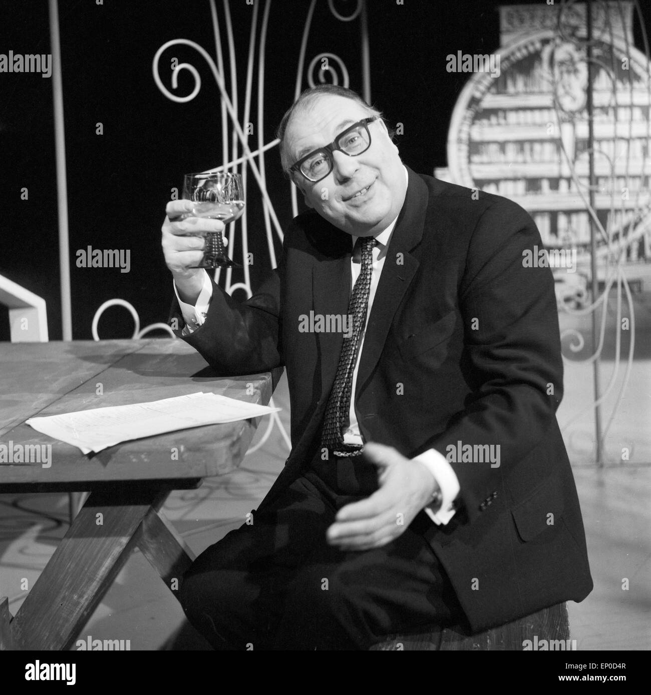 Deutscher Komiker und Wortspieler Heinz Erhardt mit einem Glas Wein, Anfang 1960er Jahre. Deutsche Komiker und Meister der Wortspiel, Stockfoto