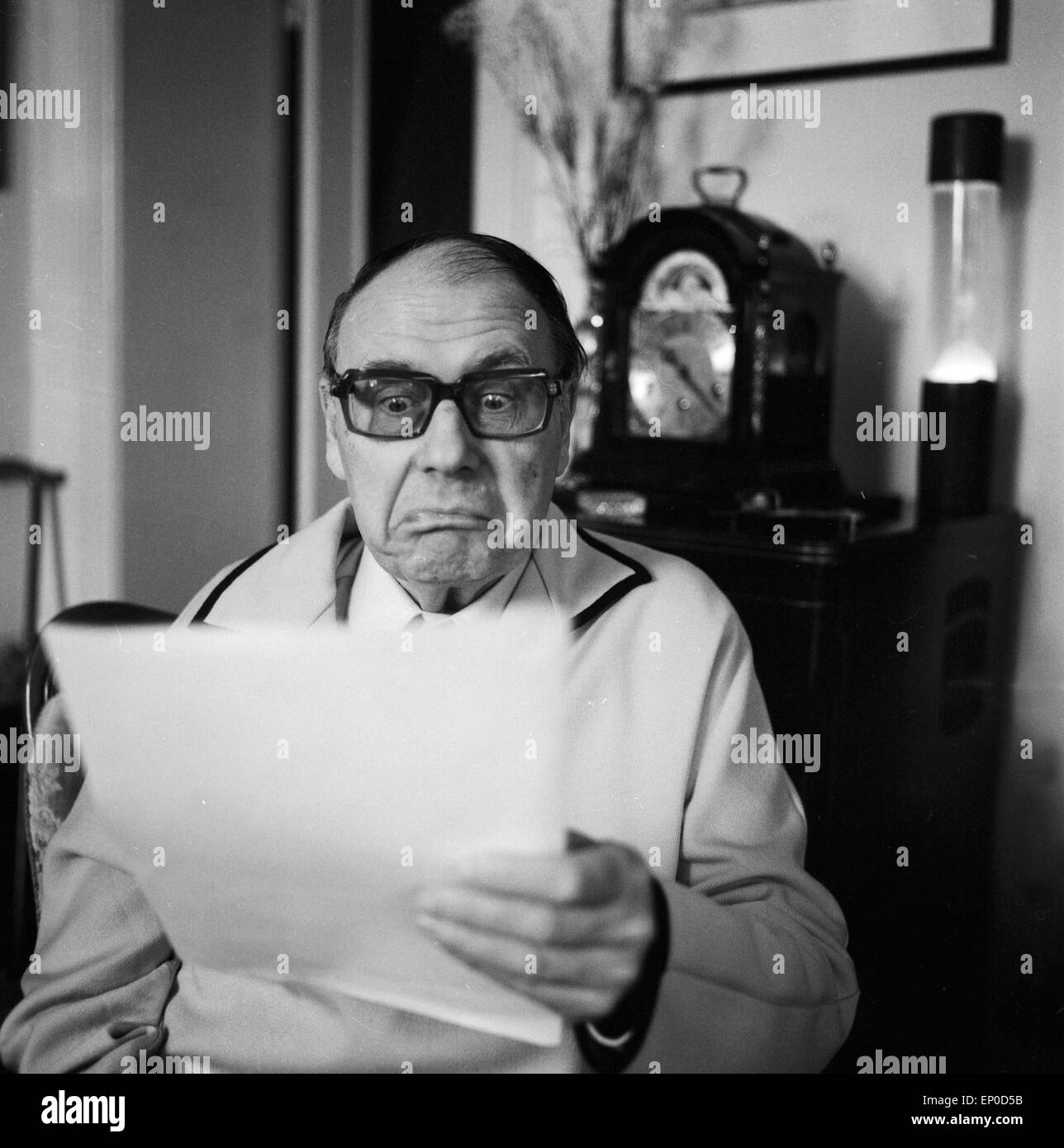 Deutscher Komiker und Wortspieler Heinz Erhardt in seinem Haus in