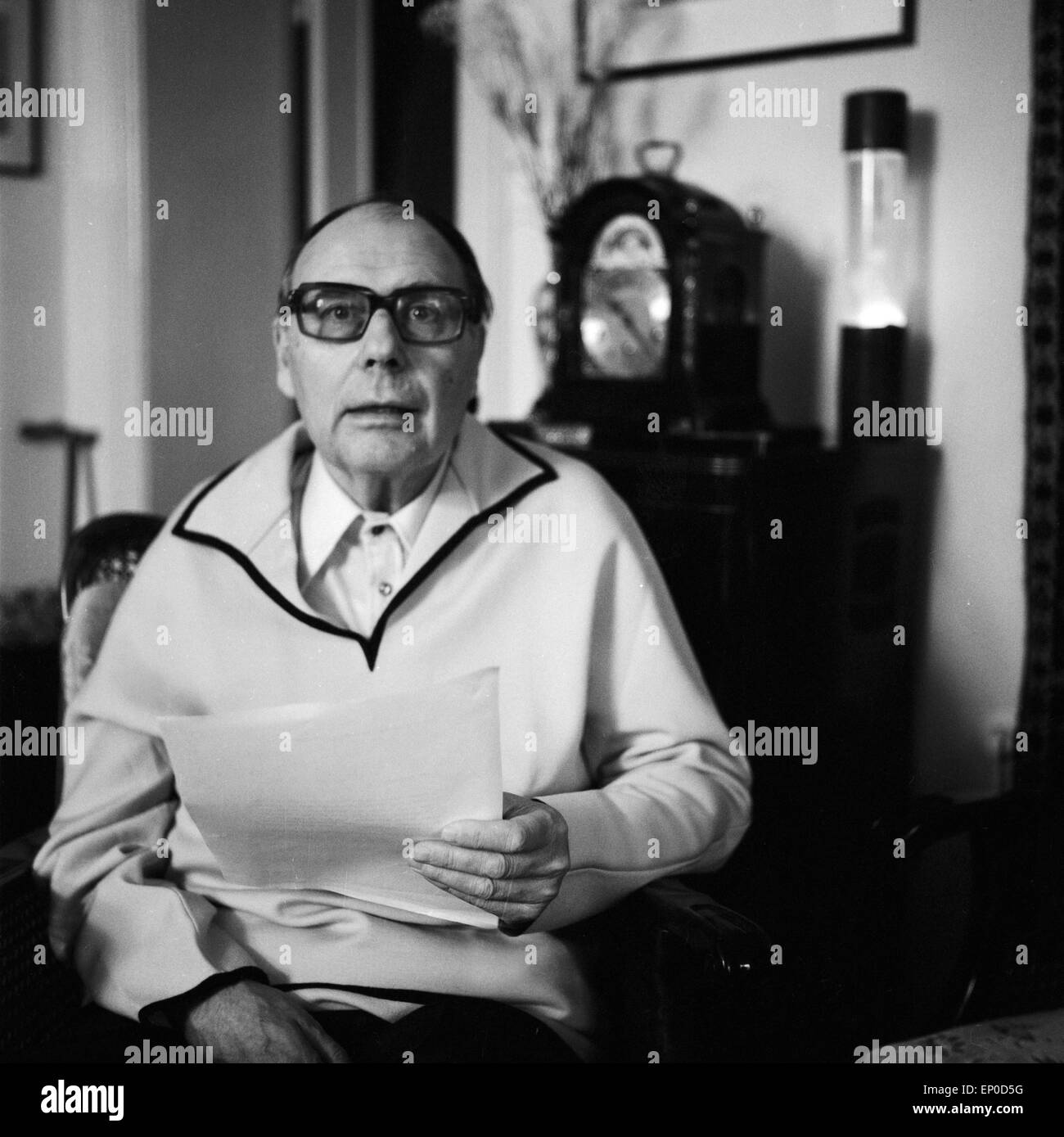 Deutscher Komiker und Wortspieler Heinz Erhardt in seinem Haus in Hamburg, Anfang 1970er Jahre 