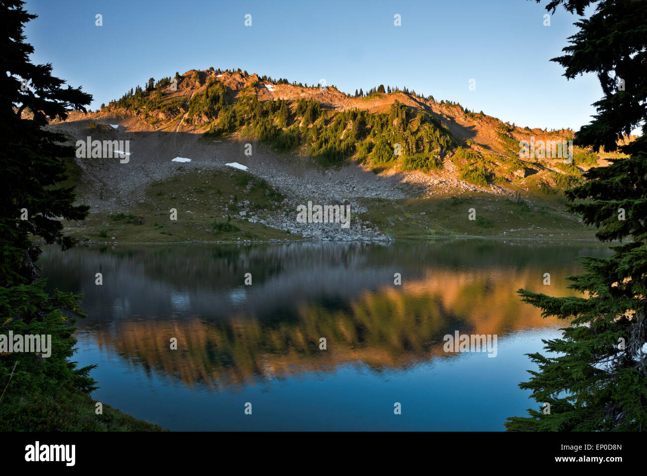 WA10718-00... WASHINGTON - Sonnenaufgang am Mittag See im sieben-Seen-Becken-Bereich des Olympic National Park. Stockfoto