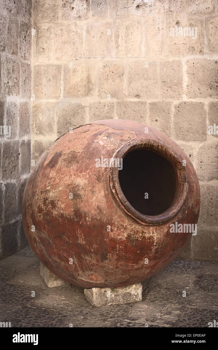 Großen Topf stehen im Innenhof des Komplexes der Claustros De La Compania in Arequipa, Peru Stockfoto