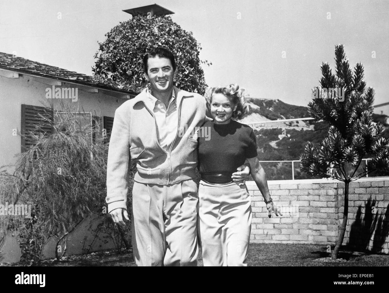 Der Amerikanische Schauspieler Gregory Peck Mit Seiner Frau Greta Im Garten, 1950er Jahre. US-amerikanischer Schauspieler Gregory Peck mit seiner Stockfoto