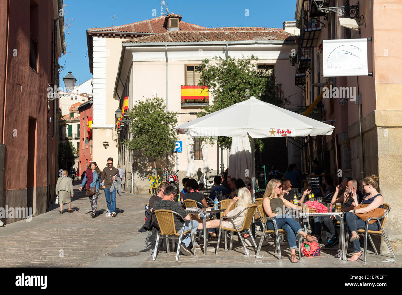 Outdoor-Tische der Bar im Viertel La Latina, Madrid, Spanien Stockfoto