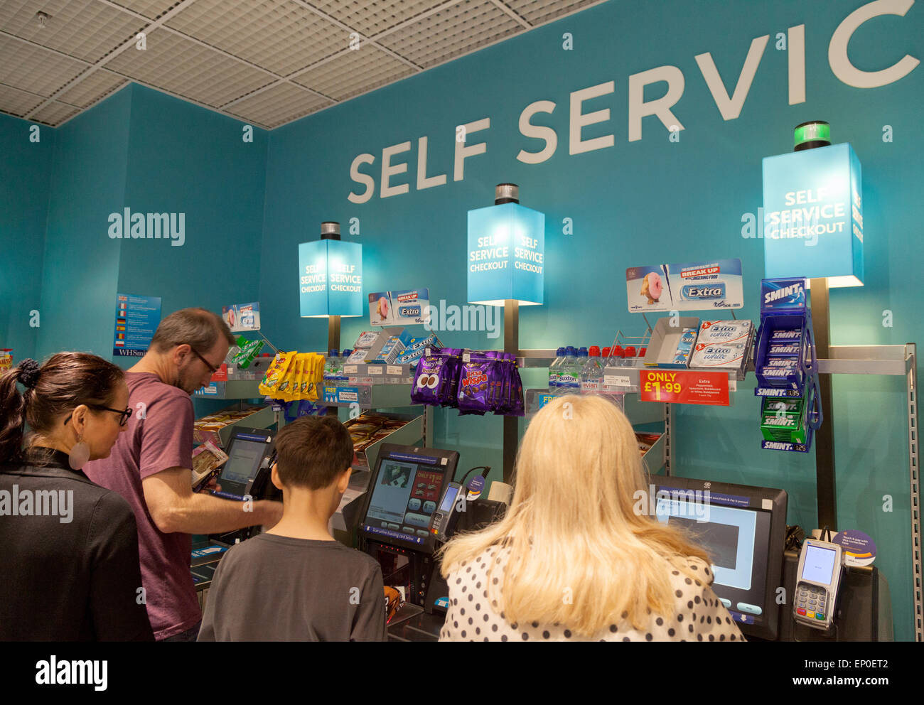 Kunden, die selbst service-Kasse Kassen, UK Stockfoto