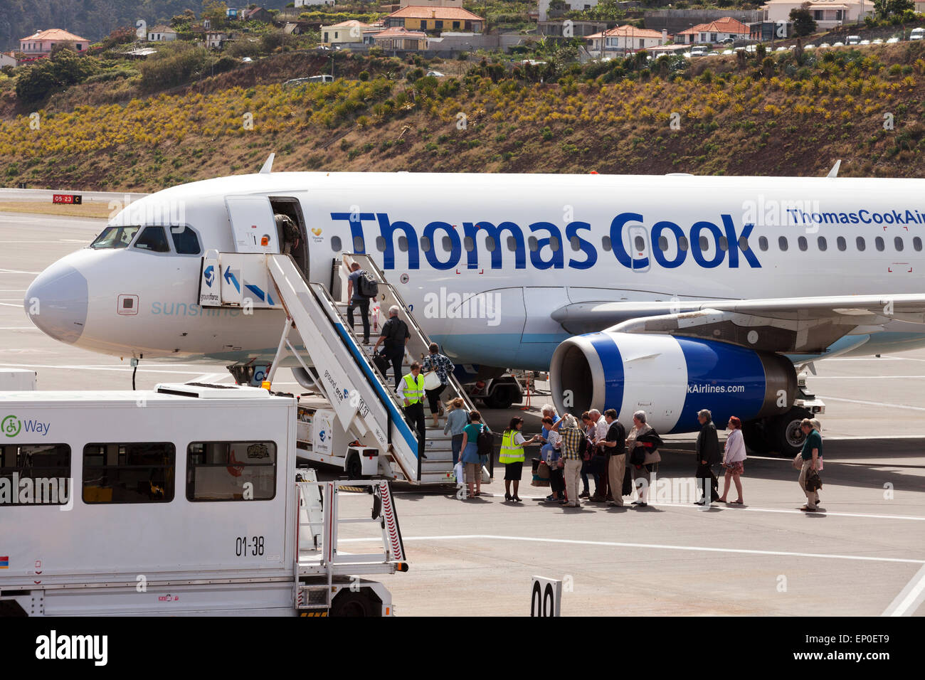 Fluggästen ein Thomas Cook Airlines Airbus A319-100 Flugzeug auf Funchal Flughafen, Madeira, Europa Stockfoto