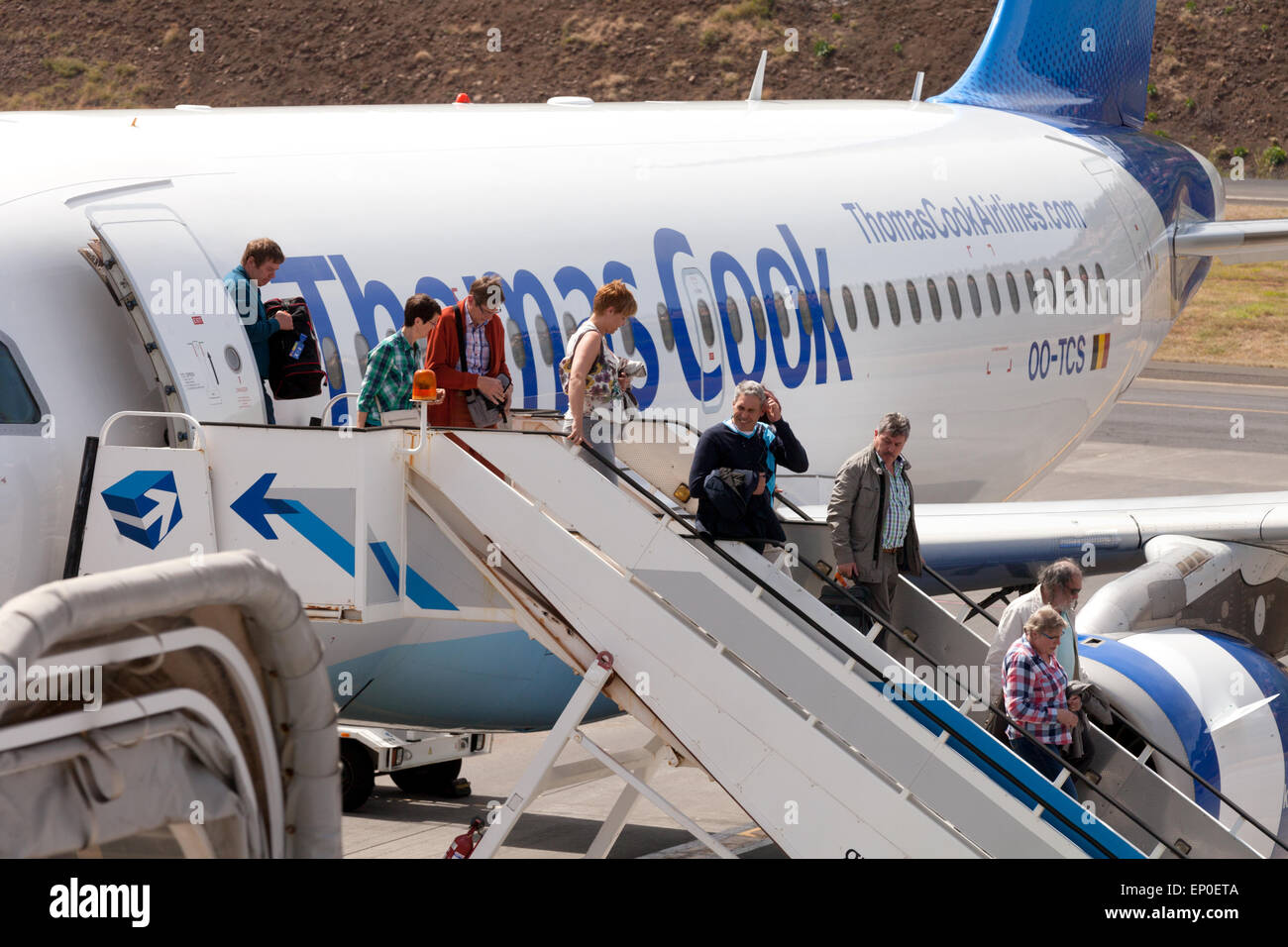 Passagiere aussteigen aus einem Thomas Cook Airlines Airbus A319-100 Flugzeug auf Funchal Flughafen, Madeira, Europa Stockfoto