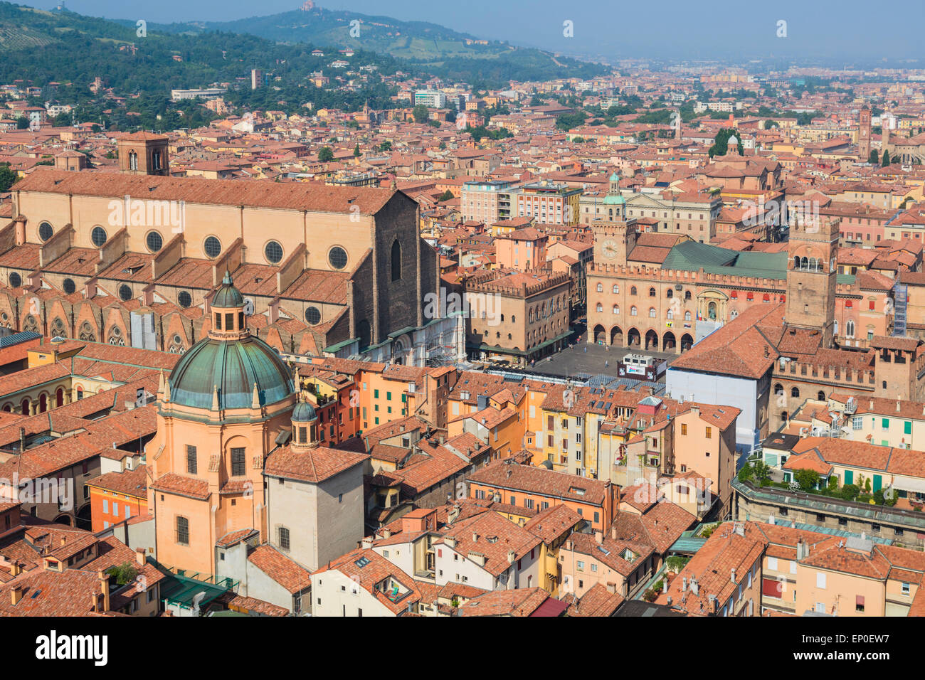 Bologna, Emilia-Romagna, Italien. Überblick über das historische Zentrum der Stadt und die Kirche von San Petronio, gegründet im Jahre 1390. Stockfoto