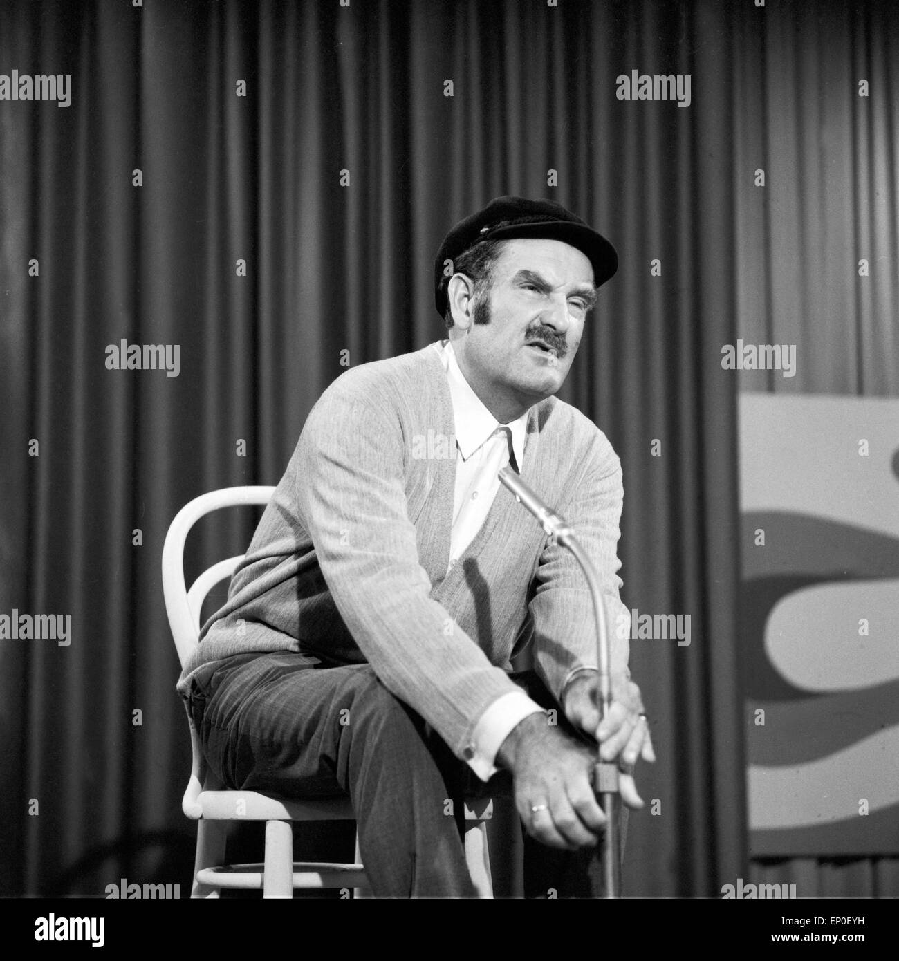 Deutscher Kabarettist und Komiker Jürgen von Manger in seinem Programm 'Mensch bleiben' im