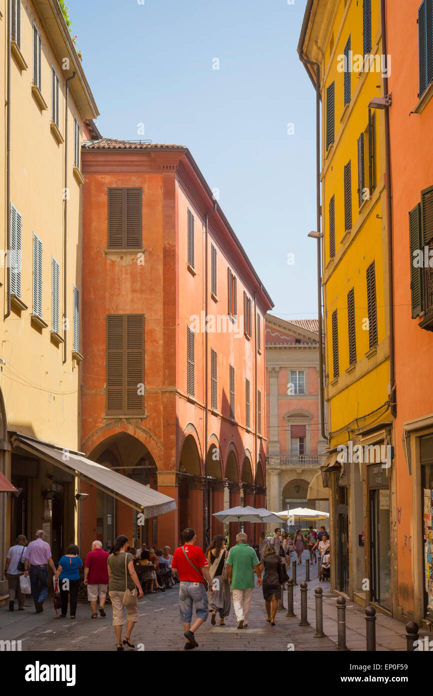 Bologna, Emilia-Romagna, Italien.  Szene in Via Zamboni, eine typische Straße in der Altstadt. Stockfoto