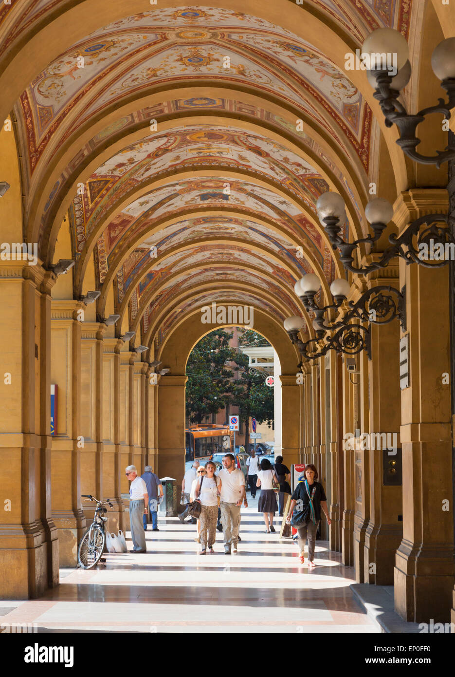 Bologna, Emilia-Romagna, Italien. Die Einkaufspassage auf der Piazza Cavour. Stockfoto
