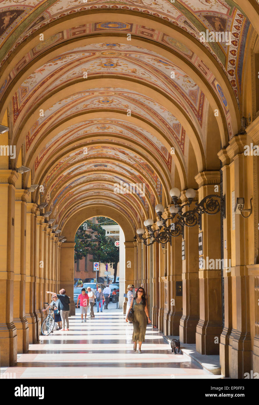 Bologna, Emilia-Romagna, Italien. Die Einkaufspassage auf der Piazza Cavour. Stockfoto