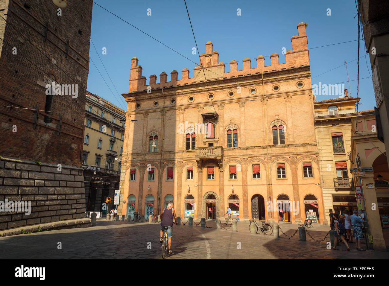 Bologna, Emilia-Romagna, Italien.  Piazza di Porto Ravegnana. Die wichtigsten Gebäude im Bild befindet sich der bekannten La Feltrinell Stockfoto