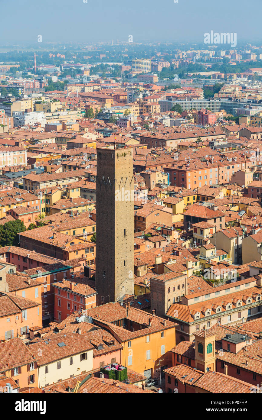 Bologna, Emilia-Romagna, Italien.  Blick vom Torre Asinelli nach Torre Prendiparte und das historische Zentrum der Stadt. Stockfoto