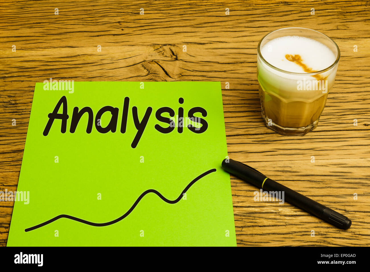 Analyse Text auf grünem Papier mit Graph. Marker und Kaffee am Schreibtisch. Stockfoto