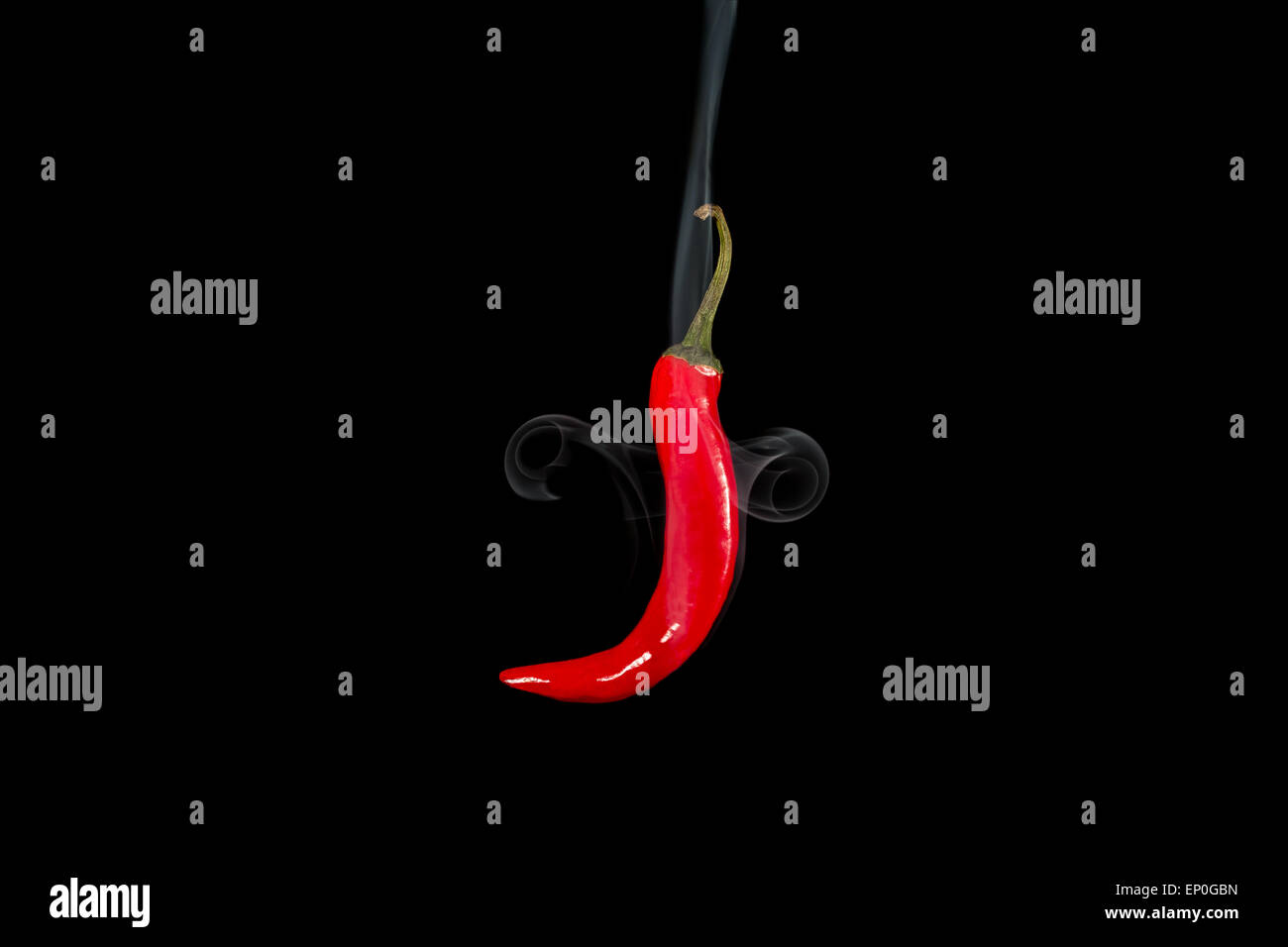 Rauchen red hot Chili peppers. Studioaufnahme von Spice in Luft auf schwarzem Hintergrund mit Rauch schweben hautnah. Stockfoto