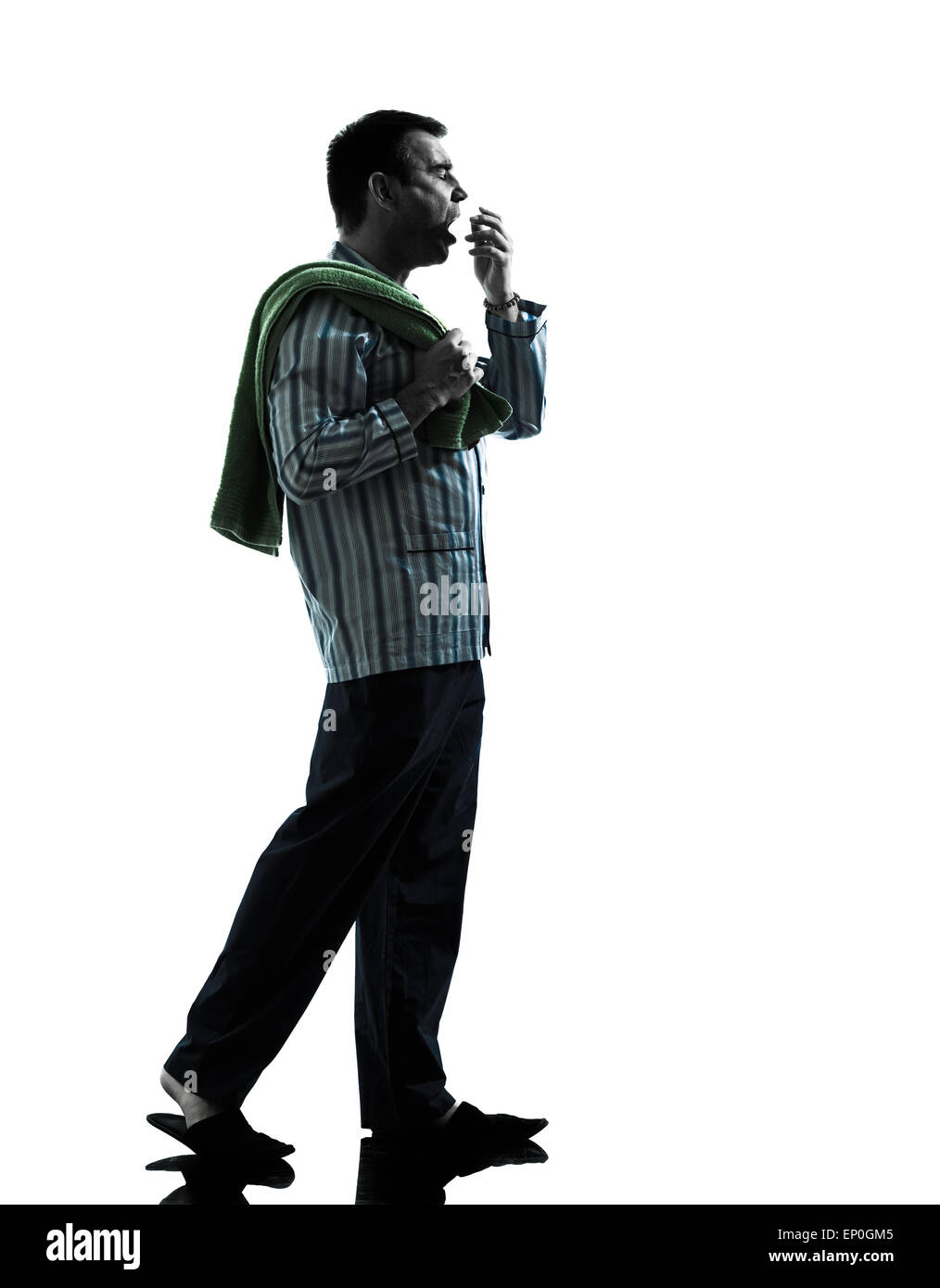 ein Mann im Pyjama zu Fuß müde gähnende Silhouetten auf weißem Hintergrund Stockfoto