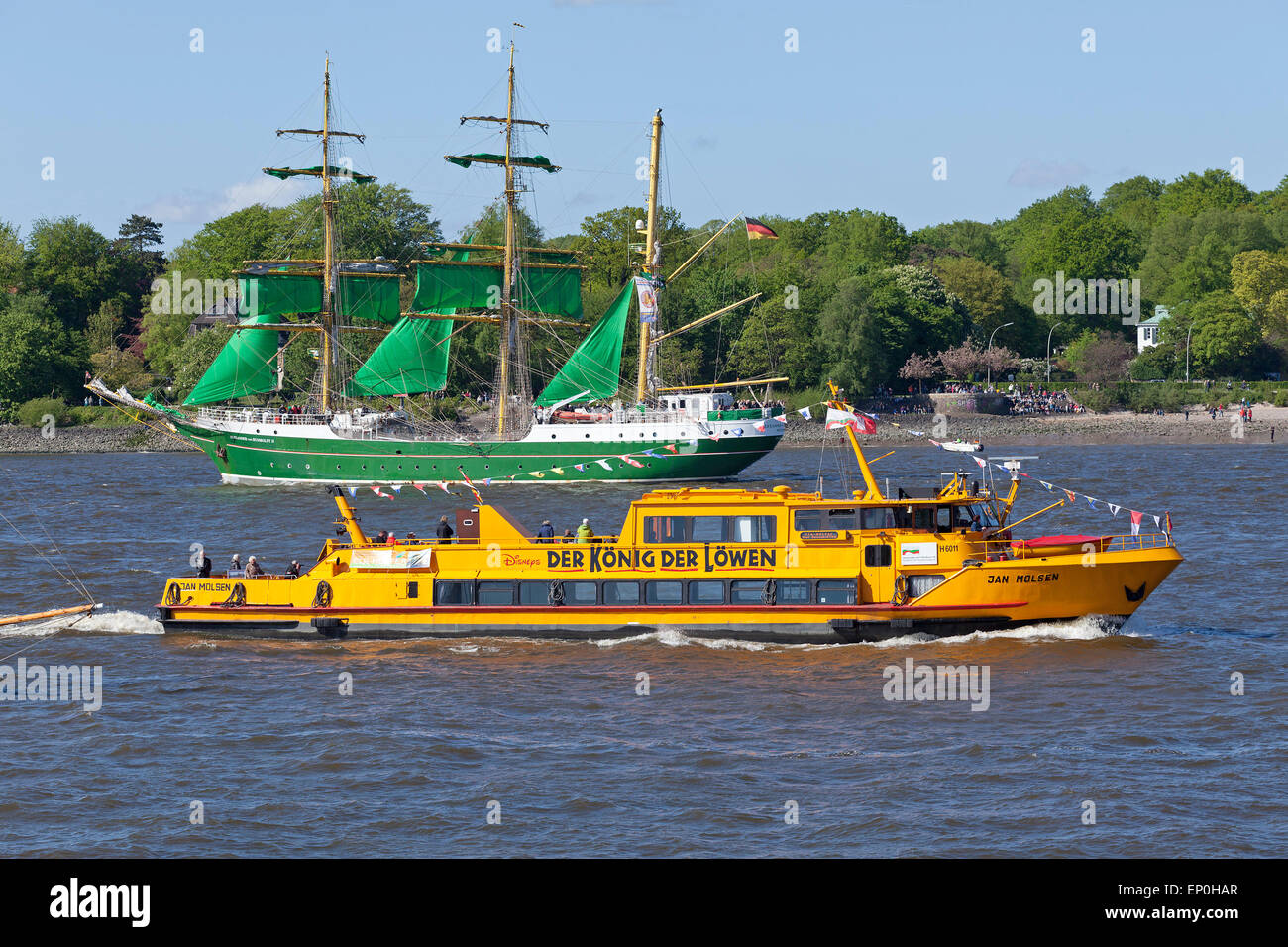 Segeln Schiff nahm von Humboldt II´ auf Elbe während 826. Hafengeburtstag, Hamburg, Deutschland Stockfoto