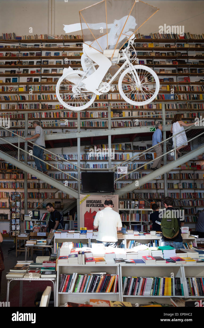 Buchhandlung im Bereich LX Factory von Lissabon, Portugal. Stockfoto