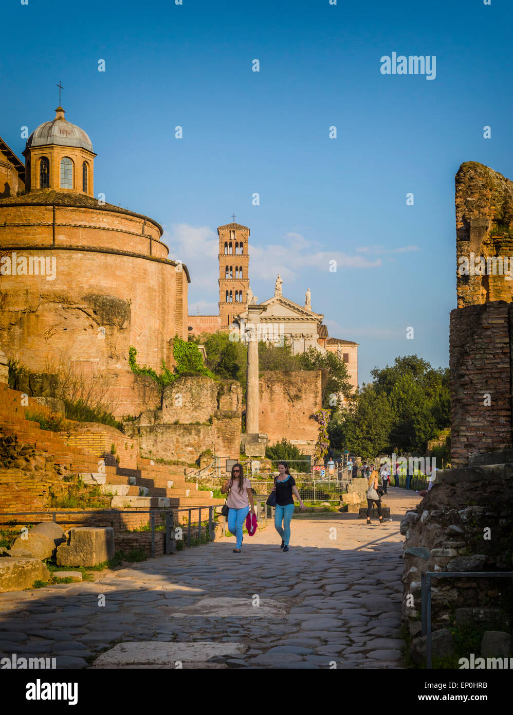 Rom, Italien.  Besucher flanieren auf dem Forum Romanum. Stockfoto