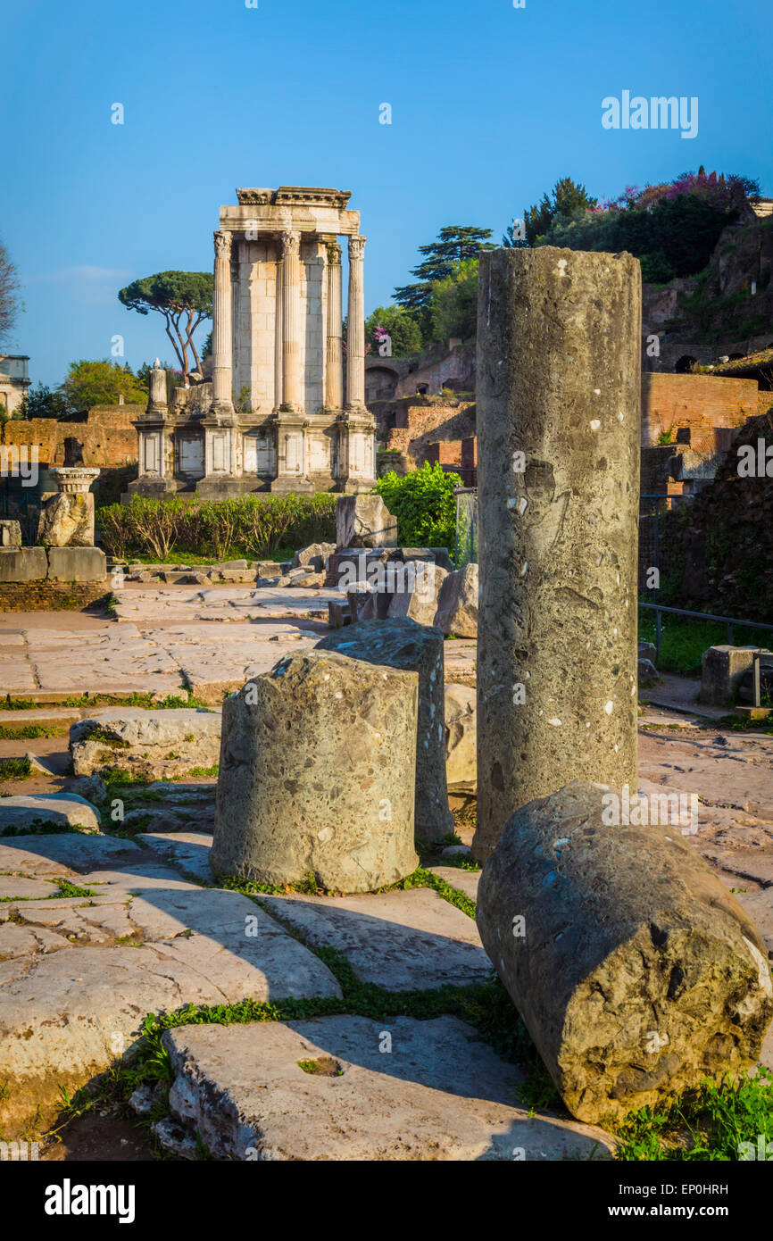 Rom, Italien. Das Forum Romanum. Tempel der Vesta. Stockfoto