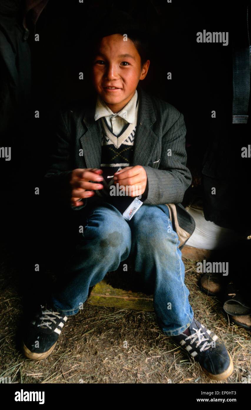 Kirgisische junge Rollen sich eine Zigarette, Kirgisistan Stockfoto