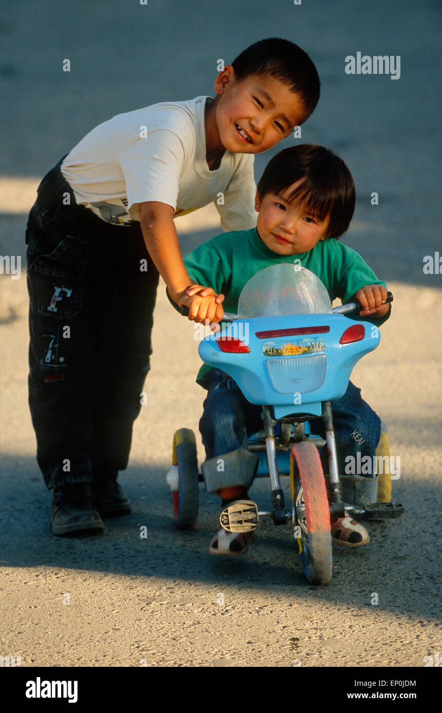 Kinder spielen auf der Straße, Kochkor, Kirgisistan Stockfoto