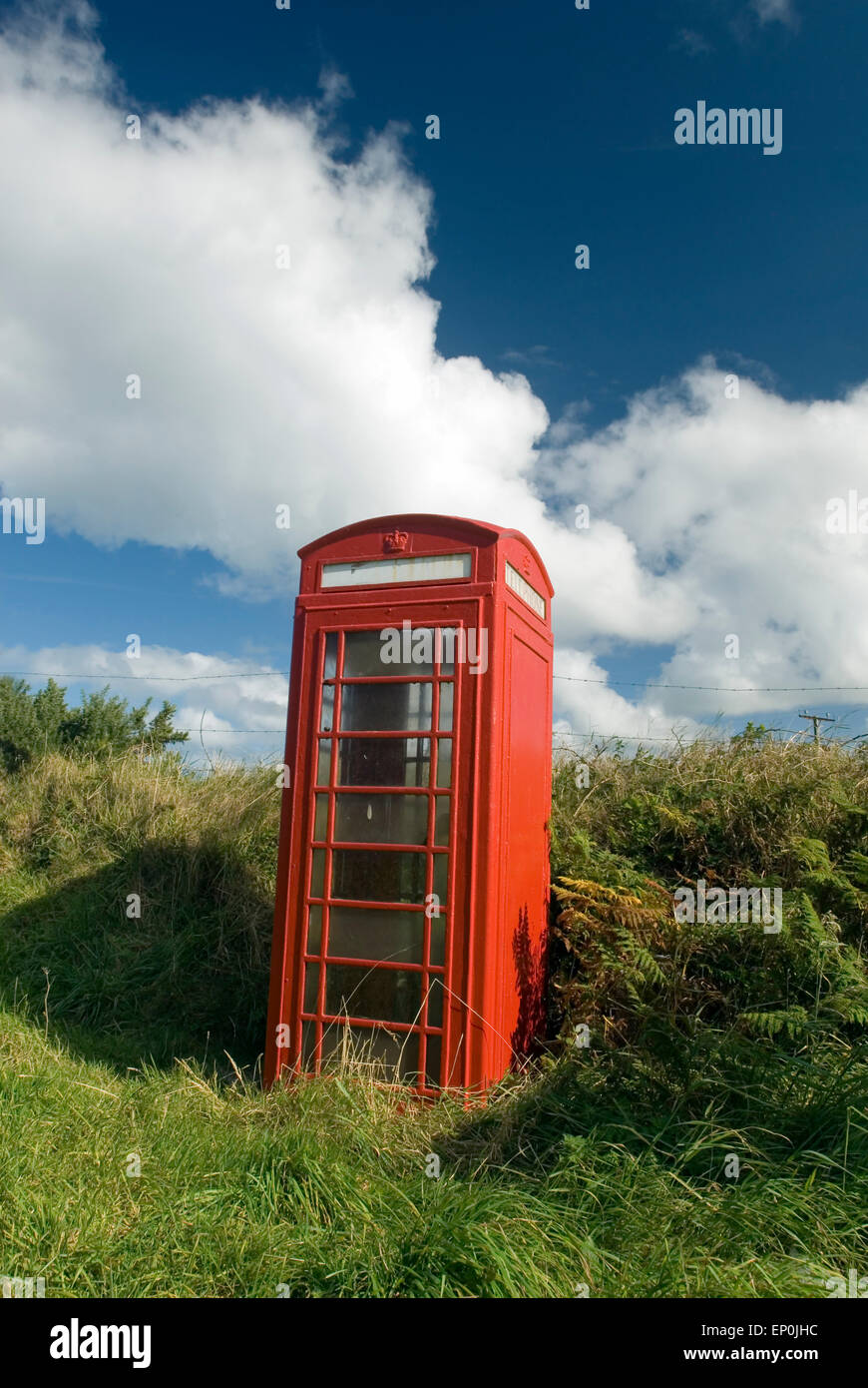 Einzelne rote Telefonzelle in Pembrokeshire, Wales, UK, Europa Stockfoto