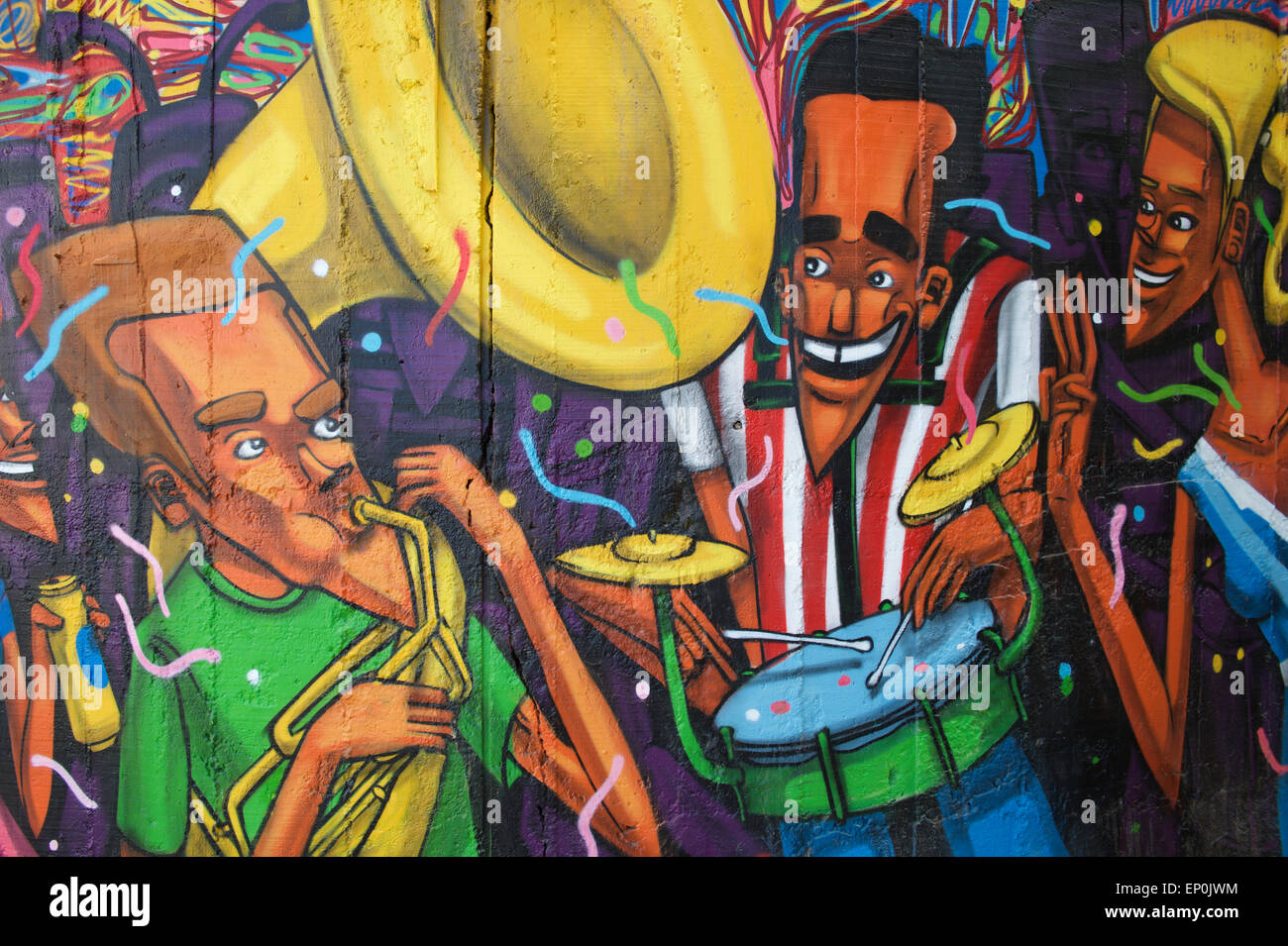 RIO DE JANEIRO, Brasilien - 6. März 2015: Straßenkunst Graffiti zeigt Band von fröhlichen Menschen feiern in Lapa. Stockfoto