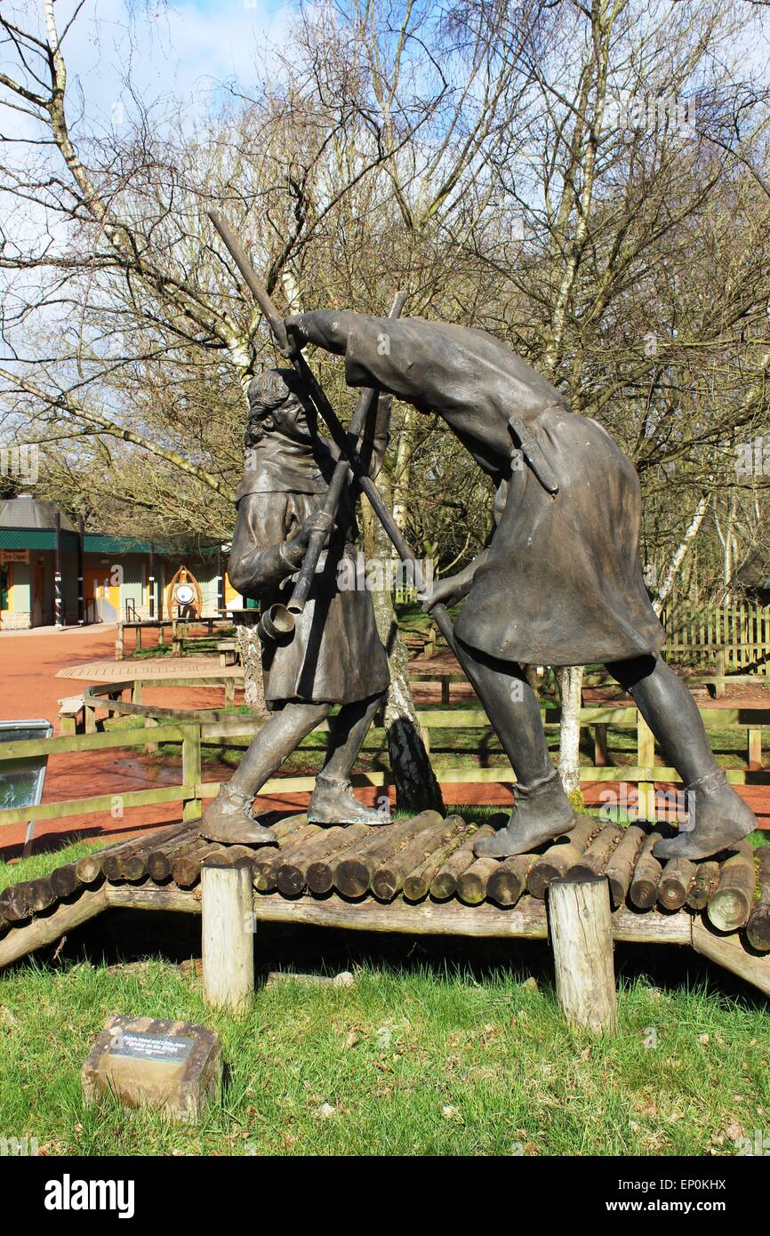 Skulptur - Robin Hood und Little John Kampf auf der Brücke - Besucherzentrum am Edwinstowe im Sherwood Forest, Nottinghamshire Stockfoto