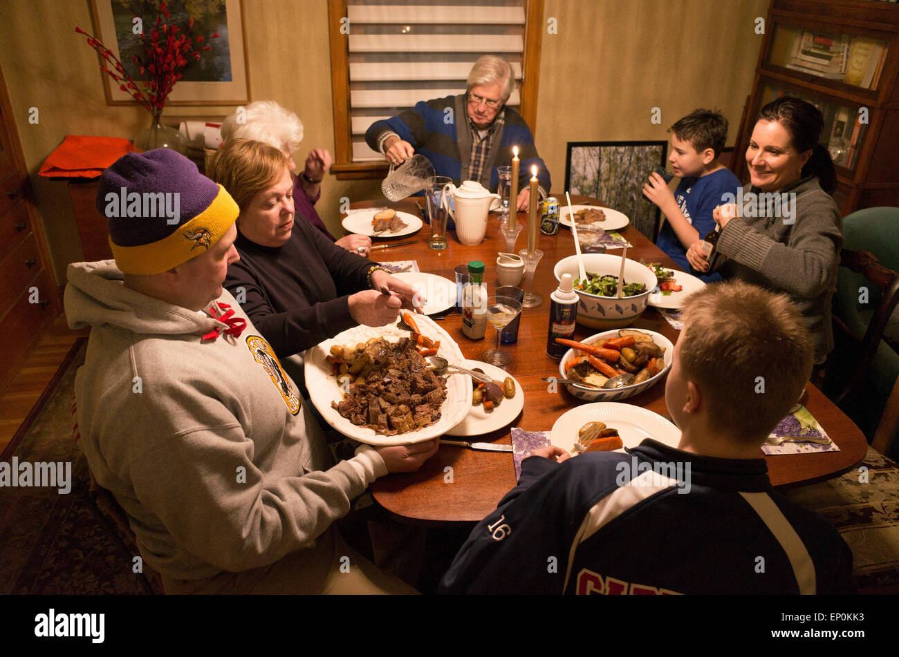 Familie aus drei Generationen genießen Sie ein herzhaftes Rindfleisch und Gemüse essen. St Paul Minnesota MN USA Stockfoto