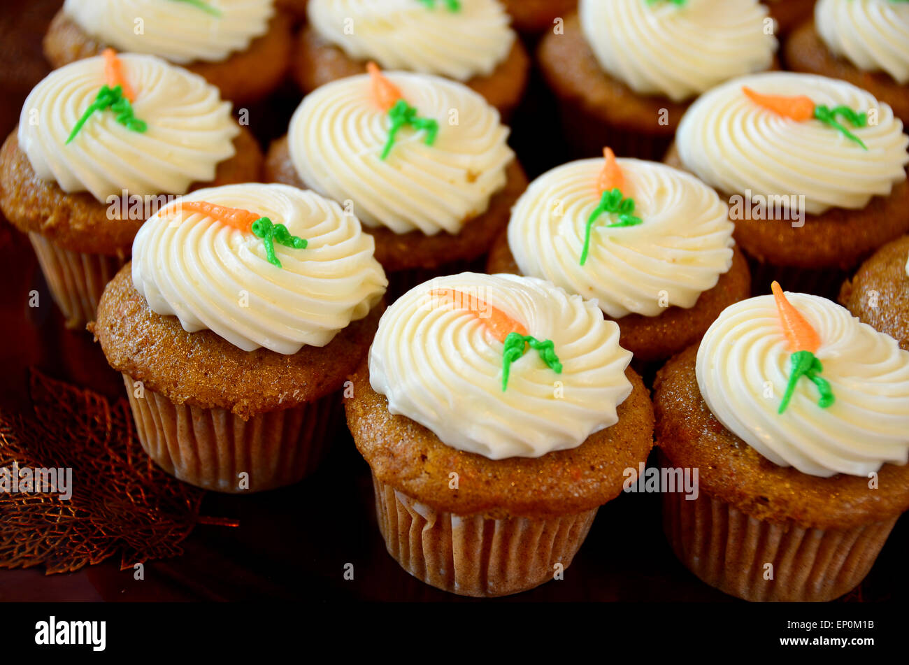 Nahaufnahme von Carrot Cake Cupcakes mit Frischkäse Frosting. Stockfoto