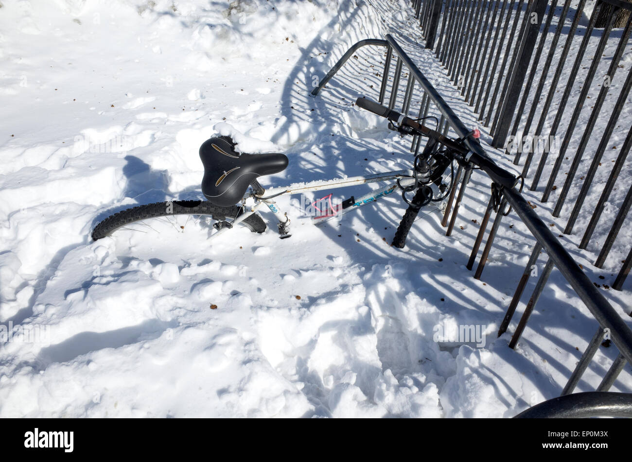Vergessen Fahrrad tief im Schnee an Rack befestigt. St Paul Minnesota MN USA Stockfoto