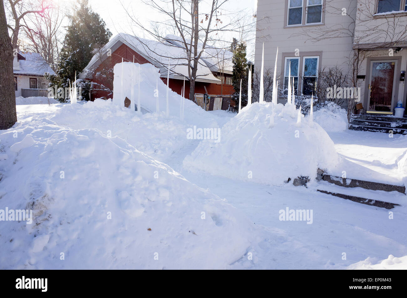 Künstlerische Winter Eiszapfen Schnee Bank Skulptur im Vorgarten des Hauses. Minneapolis Minnesota MN USA Stockfoto