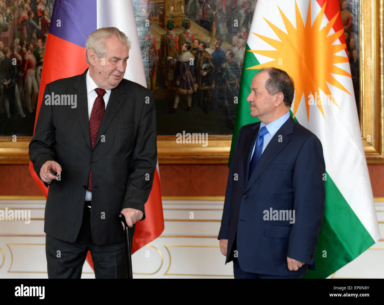 Prager Burg, Tschechische Republik. 12. Mai 2015. Tschechische Präsident Milos Zeman (links) trifft irakischen Regionalregierung Kurdistan-Irak Präsident Massoud Barzani an der Prager Burg in Tschechien auf Dienstag, 12. Mai 2015. © Michal Krumphanzl/CTK Foto/Alamy Live-Nachrichten Stockfoto