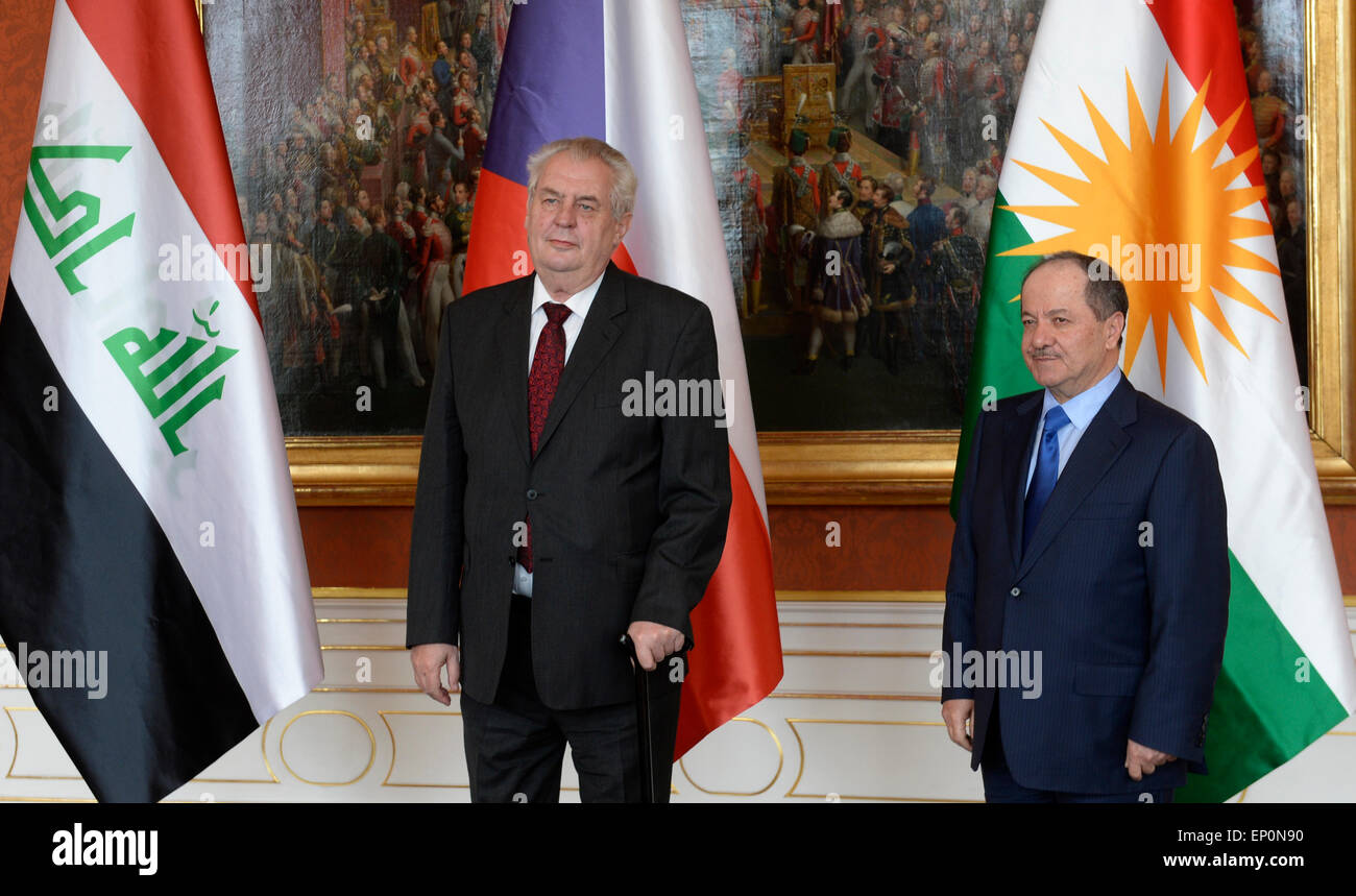 Prager Burg, Tschechische Republik. 12. Mai 2015. Tschechische Präsident Milos Zeman (links) trifft irakischen Regionalregierung Kurdistan-Irak Präsident Massoud Barzani an der Prager Burg in Tschechien auf Dienstag, 12. Mai 2015. © Michal Krumphanzl/CTK Foto/Alamy Live-Nachrichten Stockfoto