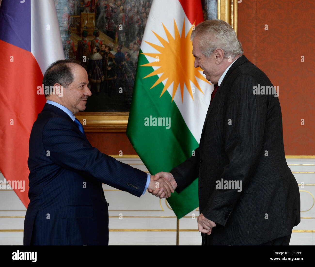 Prager Burg, Tschechische Republik. 12. Mai 2015. Tschechische Präsident Milos Zeman (rechts) trifft irakischen Regionalregierung Kurdistan-Irak Präsident Massoud Barzani an der Prager Burg in Tschechien auf Dienstag, 12. Mai 2015. © Michal Krumphanzl/CTK Foto/Alamy Live-Nachrichten Stockfoto