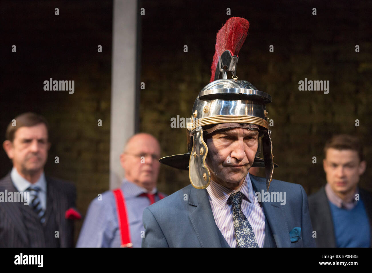 16.04.2015. London, England. L-r: Peter Bourke, Jim Bywater, Greg Hicks und Ryan Wichert. Arcola Theatre präsentiert die Weltpremiere von der Fleet Street-Komödie "Clarion" von Mark Jagasia. Das Spiel wird von Mehmet Ergen mit Greg Hicks als macht-verrückten Herausgeber Morris Honeyspoon und Clare Higgins abgewrackten journalistisch Verity Stokes gerichtet. "Clarion" läuft bei der Arcola vom 15. April bis 16. Mai 2015. Stockfoto