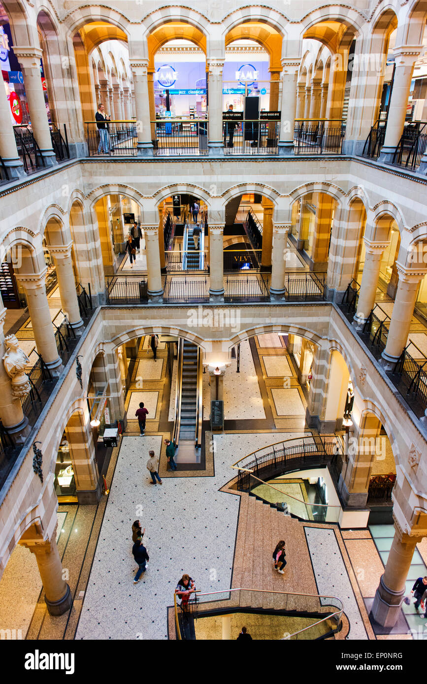 Der ehemaligen Hauptpost in Amsterdam ist nun ein Einkaufszentrum Magna Plaza. Stockfoto