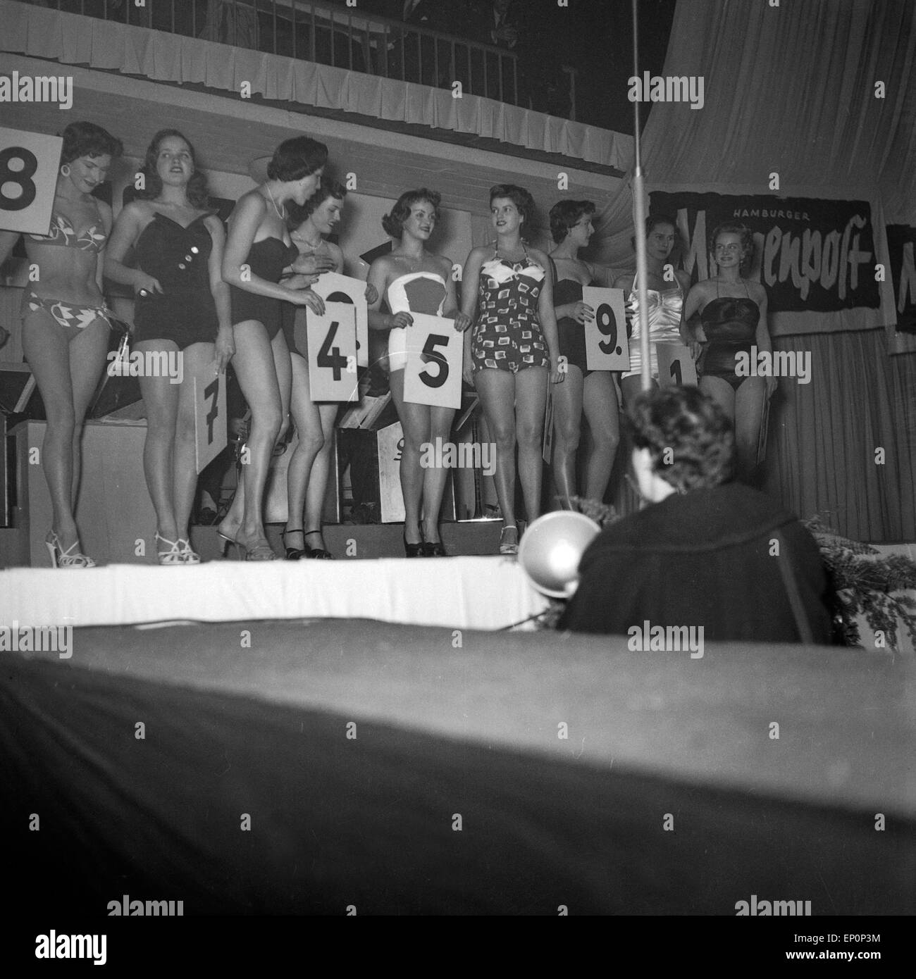 Teilnehmerinnen zur Wahl der Miss Germany 1953 / 54 in der Ernst-Merck-Halle in Hamburg, 1953. Die Mitbewerber für die Miss Germany Stockfoto