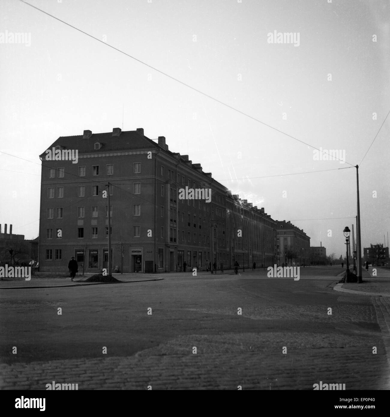 Ein Straßenzug in Dresden, um 1954. Straßen und Häuser an der Stadt Dresden, 1954. Stockfoto